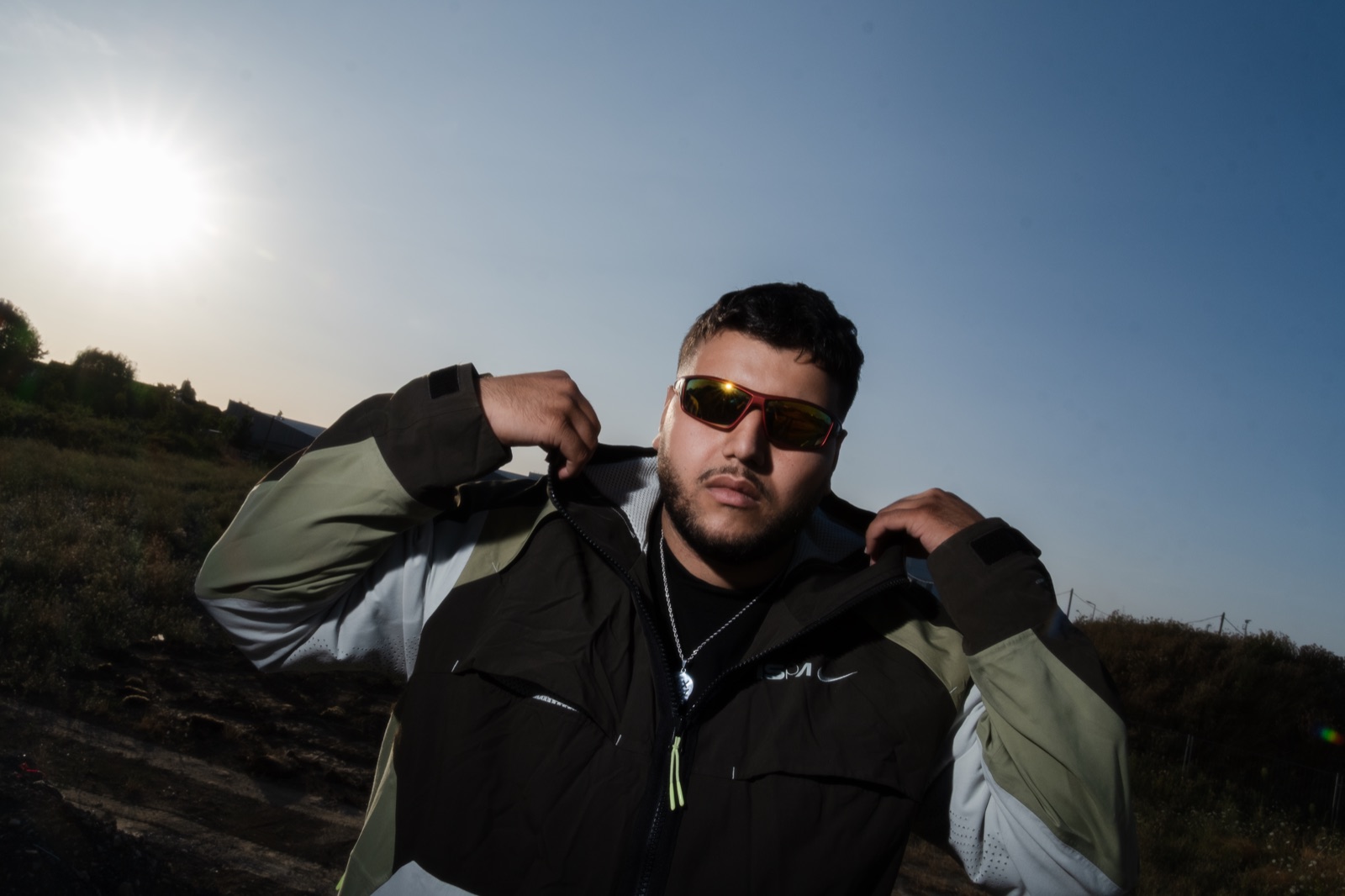 Portrait de H3 en extérieur, DJ et producteur basé à Paris